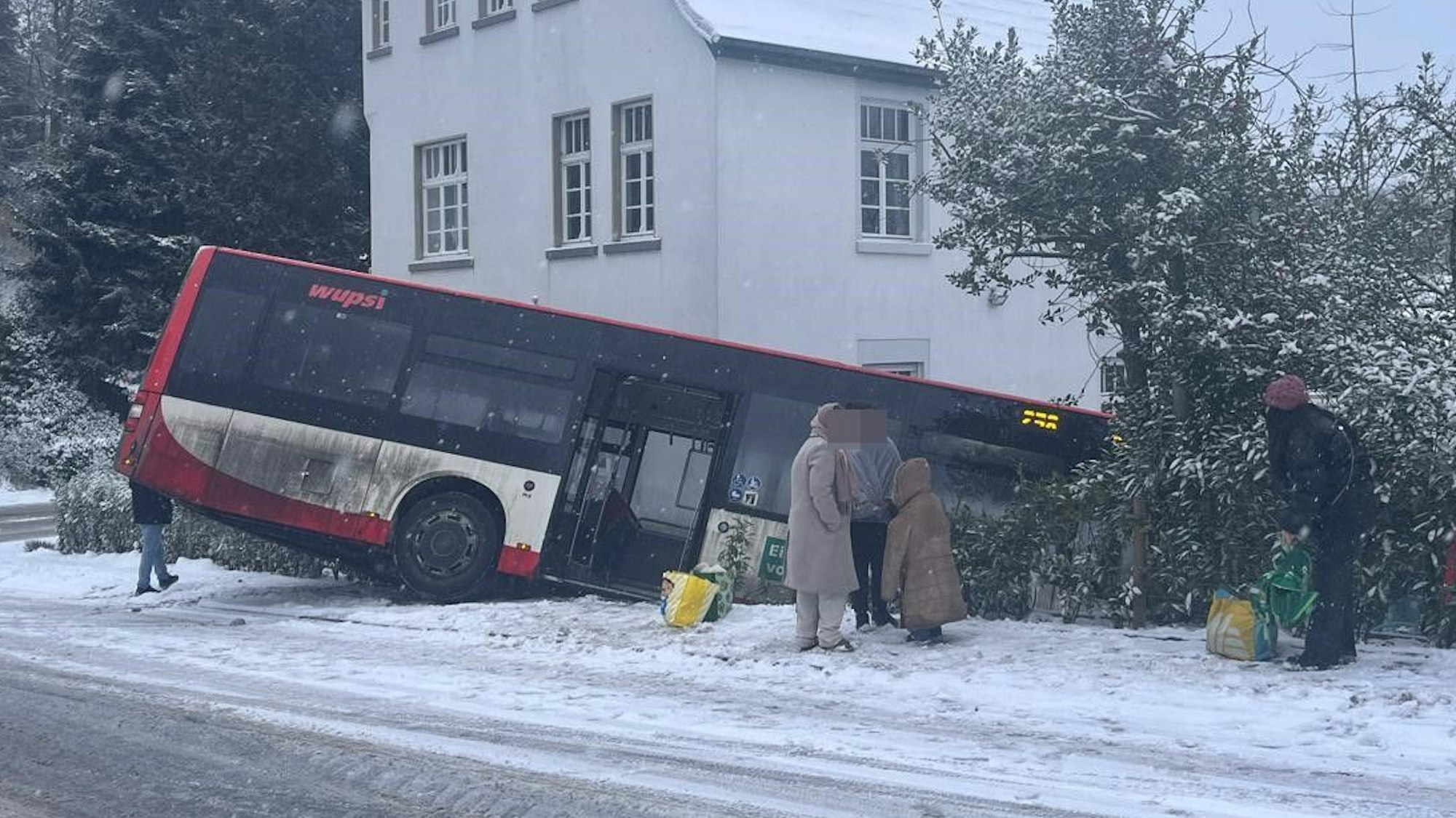 Ein Bus steht am Mittwochnachmittag (7.1.) in Leichlingen an der Kirchstraße in einer Böschung.
