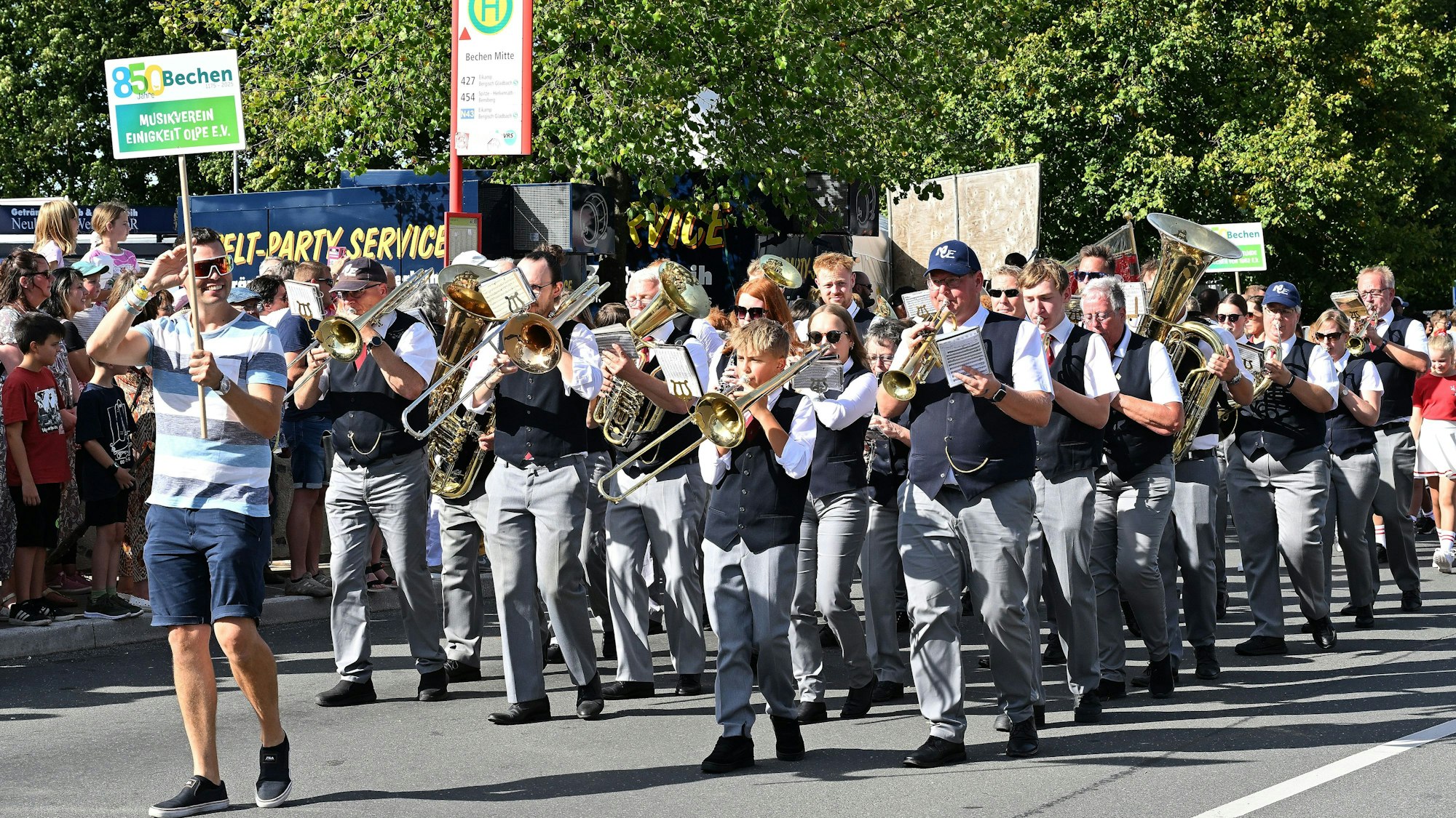 Das Foto zeigt den Festzug in Bechen zum 850-jährigen Bestehen