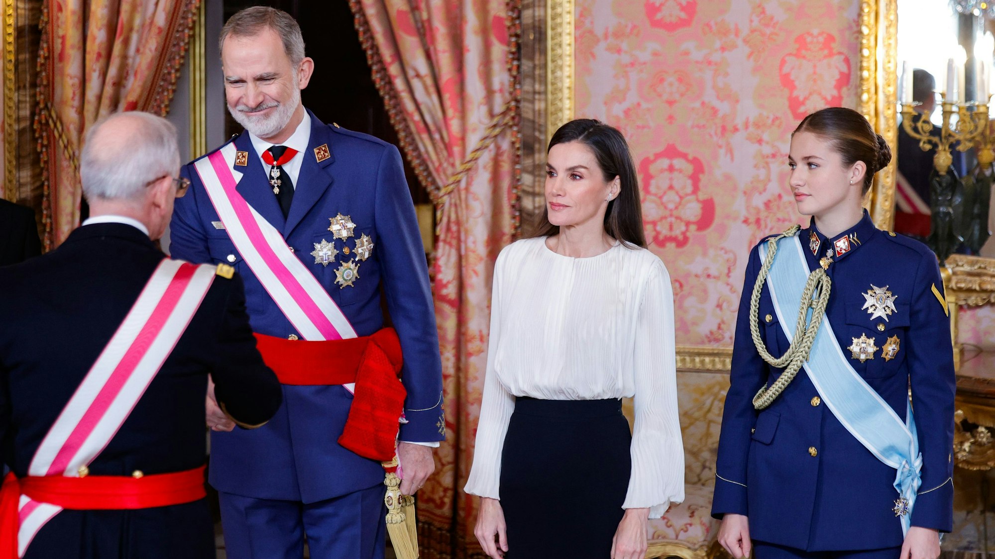 König Felipe VI. von Spanien (2. v. l.), Königin Letizia von Spanien (Mitte) und Kronprinzessin Leonor von Spanien nehmen an der traditionellen „Pascua Militar“-Zeremonie im Königspalast von Madrid teil.
