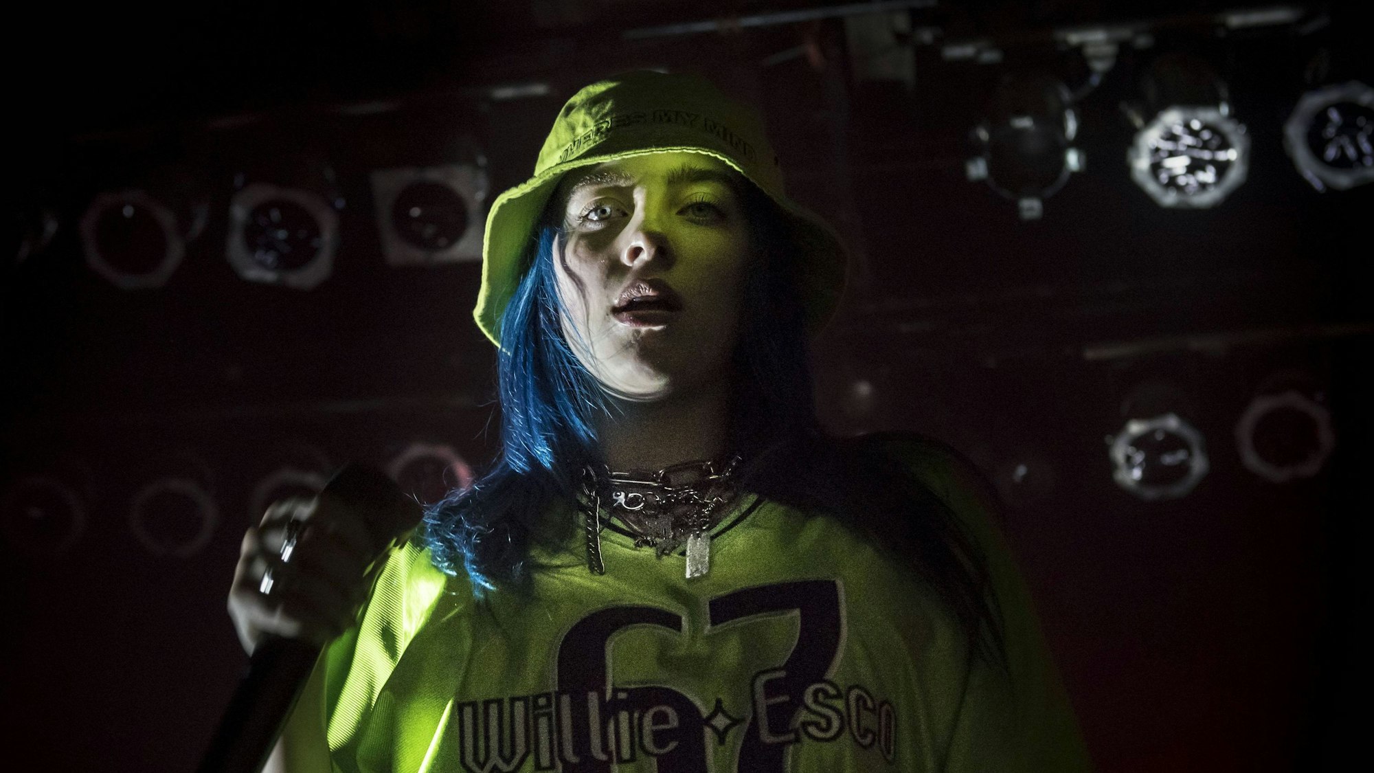 Billie Eilish auf der Bühne.