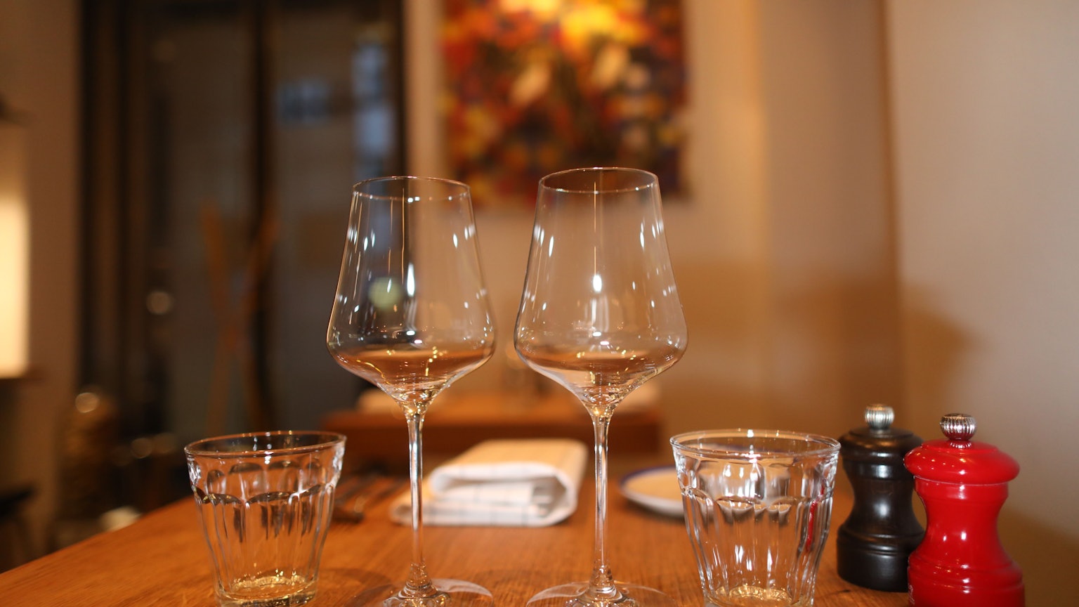 Gläser auf einem Tisch im Weinbistro L'Escalier.
