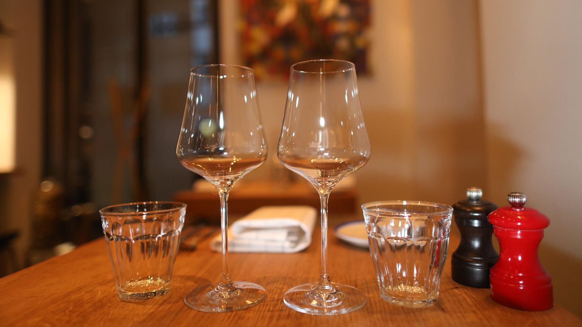 Weingläser auf dem Tisch im Weinbistro L'Escalier. (Archivbild)