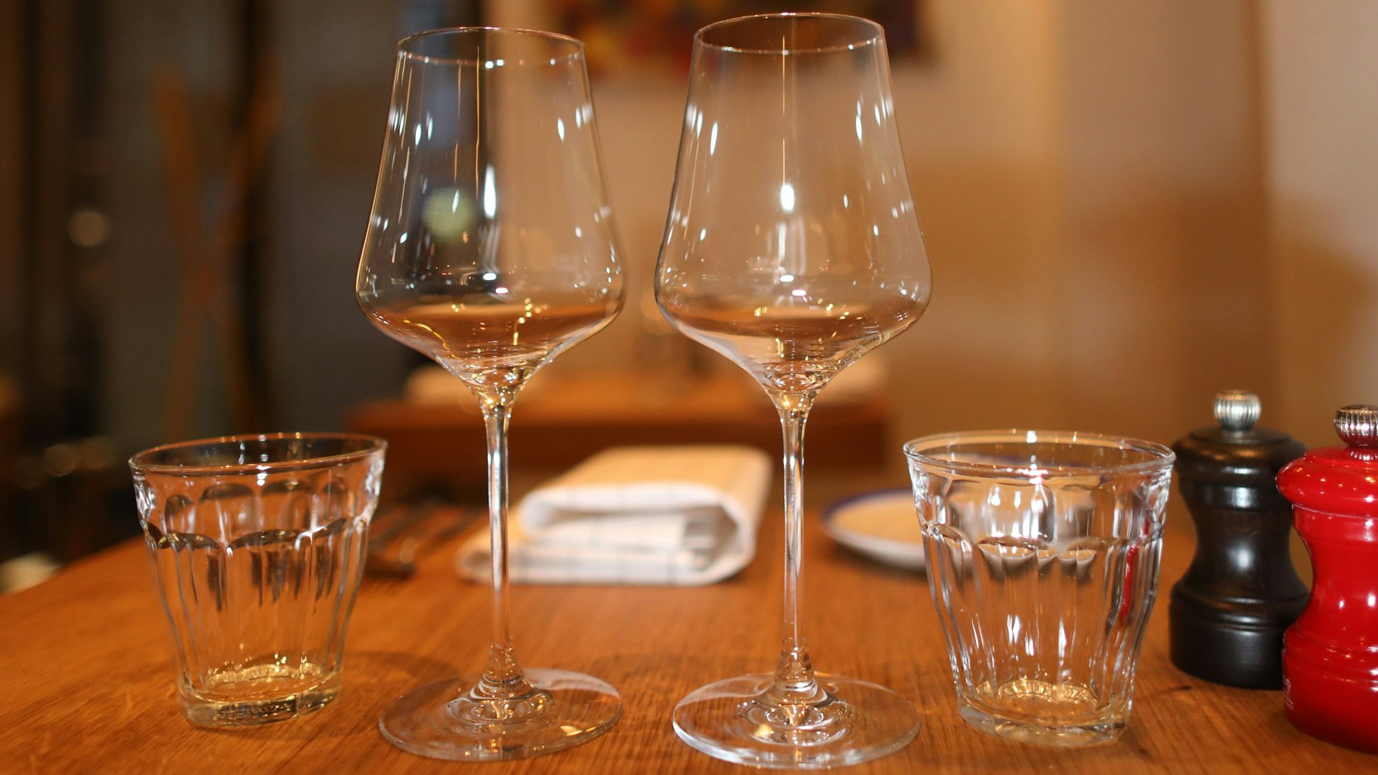 Gläser auf einem Tisch im Weinbistro L'Escalier.