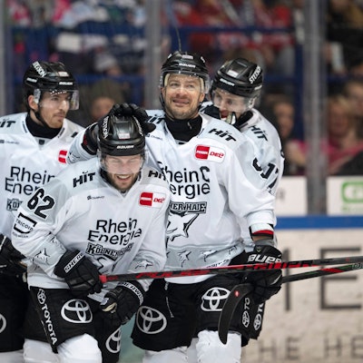 PENNY DEL: Iserlohn Roosters - Kölner Haie Iserlohn, 30.12.2025 Parker Tuomie Kölner Haie, Sturm, 62 Robin van Calster Kölner Haie, Sturm, 5 Moritz Müller Kölner Haie, Verteidigung, 91 Jan Luca Sennhenn Kölner Haie, Verteidigung, 17 PENNY DEL: Iserlohn Roosters - Kölner Haie am 30.12.2025 in der Eisporthalle Iserlohn in Iserlohn Deutschland. *** PENNY DEL Iserlohn Roosters Kölner Haie Iserlohn, 30 12 2025 Parker Tuomie Kölner Haie, offense, 62 Robin van Calster Kölner Haie, offense, 5 Moritz Müller Kölner Haie, defense, 91 Jan Luca Sennhenn Kölner Haie, defense, 17 PENNY DEL Iserlohn Roosters Kölner Haie on 30 12 2025 at Eisporthalle Iserlohn in Iserlohn Germany Copyright: xBEAUTIFULxSPORTS/AndreasxDickx