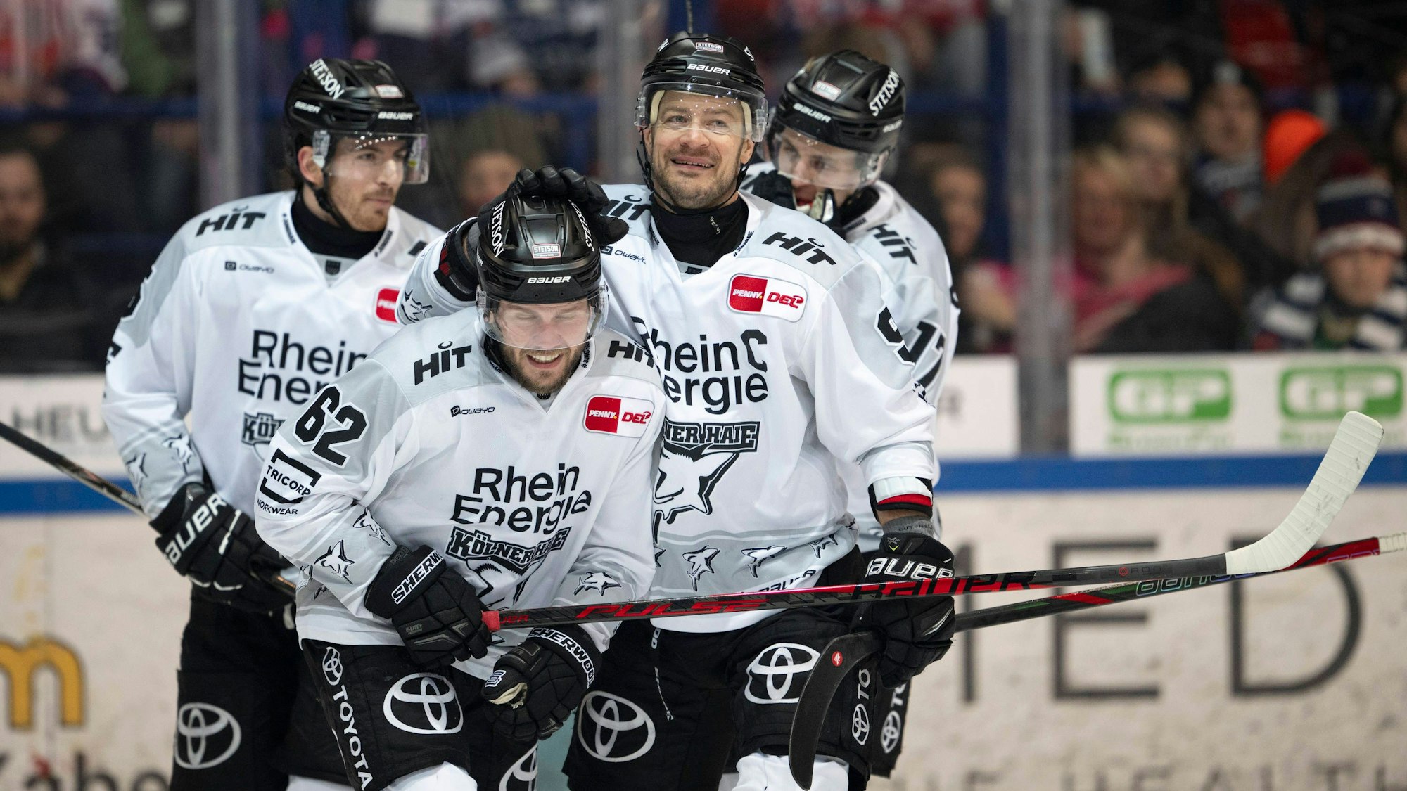 PENNY DEL: Iserlohn Roosters - Kölner Haie Iserlohn, 30.12.2025 Parker Tuomie Kölner Haie, Sturm, 62 Robin van Calster Kölner Haie, Sturm, 5 Moritz Müller Kölner Haie, Verteidigung, 91 Jan Luca Sennhenn Kölner Haie, Verteidigung, 17 PENNY DEL: Iserlohn Roosters - Kölner Haie am 30.12.2025 in der Eisporthalle Iserlohn in Iserlohn Deutschland. *** PENNY DEL Iserlohn Roosters Kölner Haie Iserlohn, 30 12 2025 Parker Tuomie Kölner Haie, offense, 62 Robin van Calster Kölner Haie, offense, 5 Moritz Müller Kölner Haie, defense, 91 Jan Luca Sennhenn Kölner Haie, defense, 17 PENNY DEL Iserlohn Roosters Kölner Haie on 30 12 2025 at Eisporthalle Iserlohn in Iserlohn Germany Copyright: xBEAUTIFULxSPORTS/AndreasxDickx