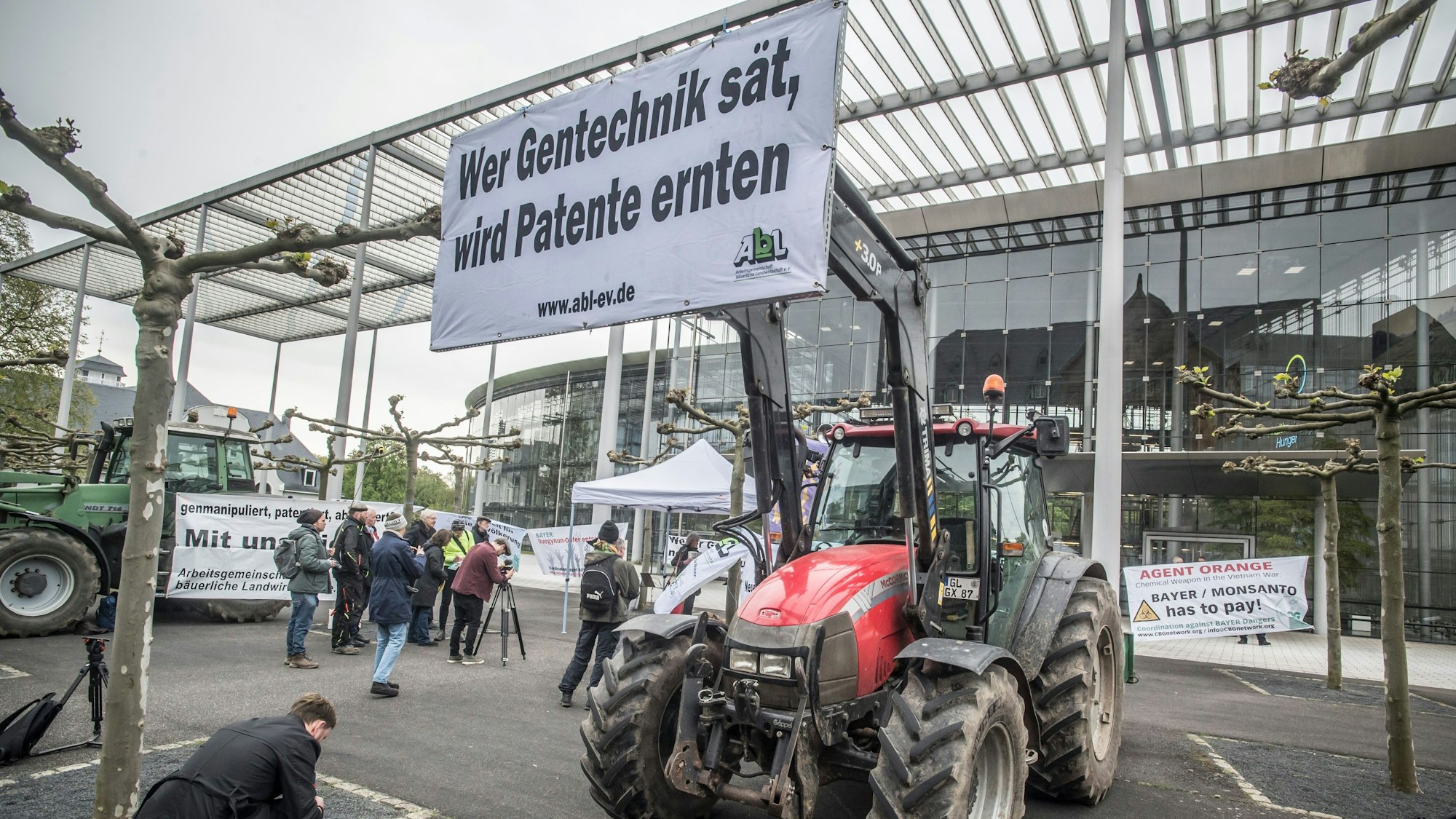 Bayer Aktionärsversammlung (virtuell): Protest vor der Konzernzentrale in Leverkusen an der Kaiser-Wilhelm-Allee
