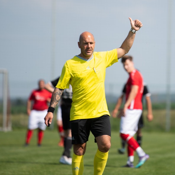 Schiedsrichter Jörg Piana hebt den Daumen.