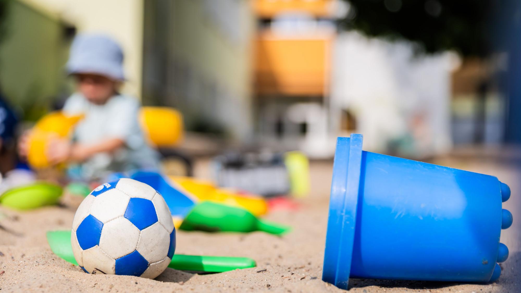 Ein Kind spielt im Sandkasten einer Kita. (Symbolfoto)