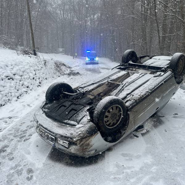 Auf der Kreisstraße 16 zwischen Seelscheid und Ingersauelermühle hat sich ein Auto überschlagen.