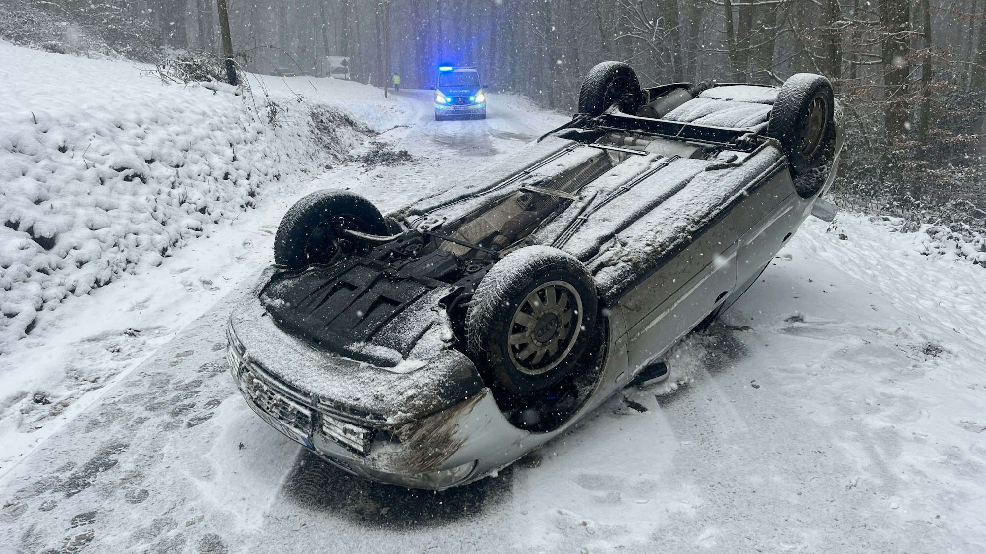 Auf der Kreisstraße 16 zwischen Seelscheid und Ingersauelermühle hat sich ein Auto überschlagen.