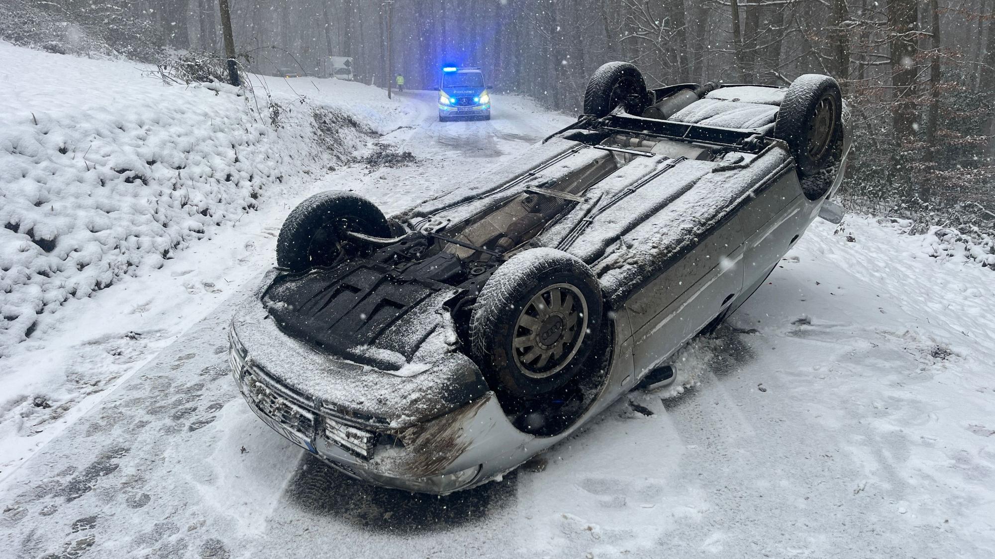 Auf der Kreisstraße 16 zwischen Seelscheid und Ingersauelermühle hat sich ein Auto überschlagen.