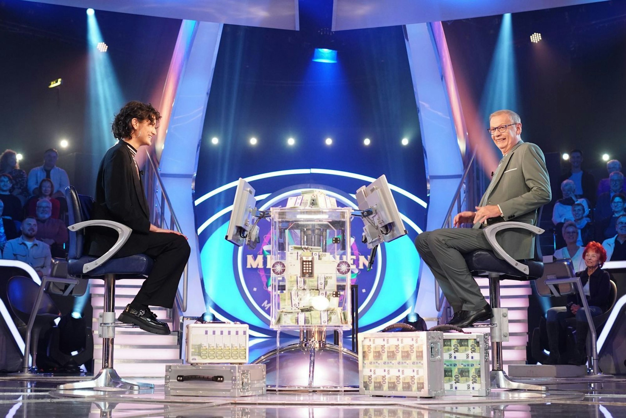 Viel Spaß hat Jauch auch mit Bestatterin Alida Nezamzadeh Kermani. (Bild: RTL / Stefan Gregorowius)