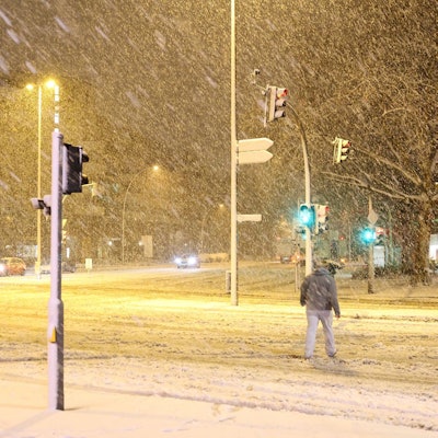 Ein Sturmtief bringt Schnee und Glatteis mit sich.