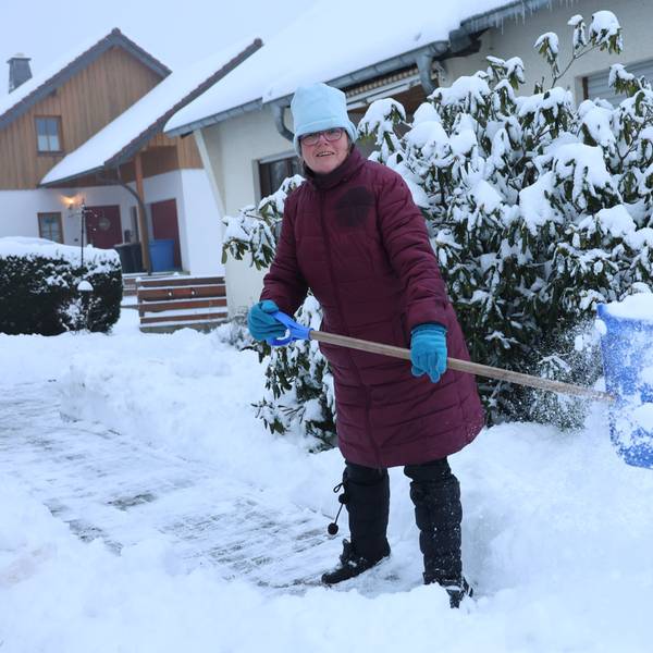 18.01.2024 Binnen weniger Stunden verwandelte sich der Kreis Euskirchen in eine Winterlandschaft. Auch für Astrid Antens war am Donnerstagmorgen Schneeschippen angesagt.