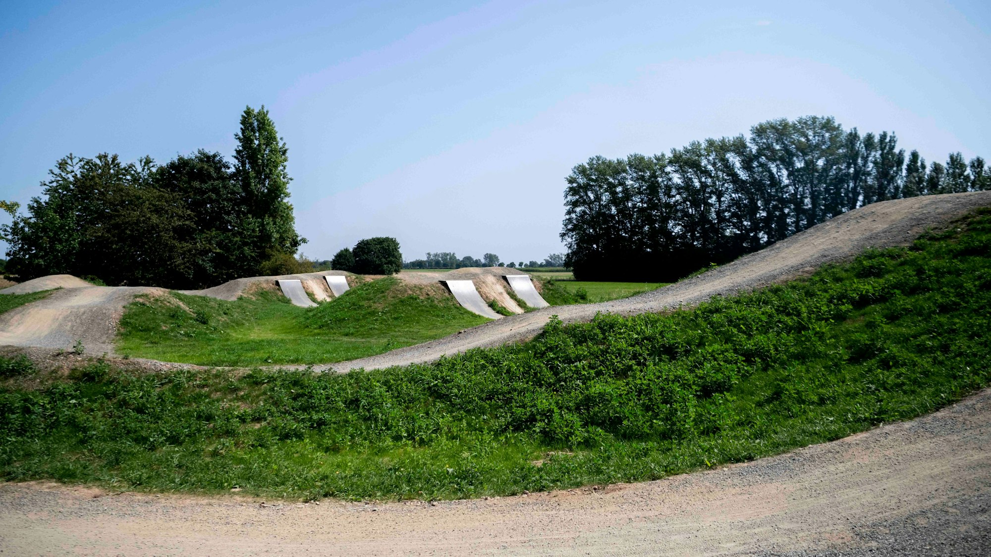Ein Blick auf den kurvenreichen Rundkurs. Im Hintergrund sind Sprunghügel zu erkennen.