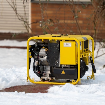 Ein Notstromaggregat steht in einem Berliner Garten.