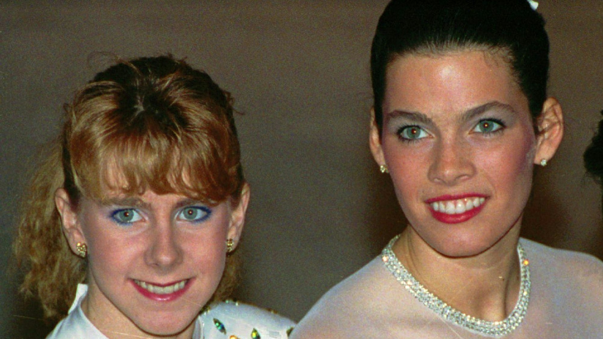 Tonya Harding und Nancy Kerrigan (r) stehen 1992 nebeneinander und lächeln – aufgenommen Jahre vor dem Skandal.