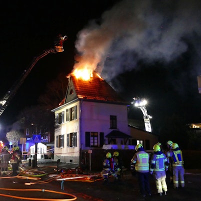 Der Dachstuhl des Hauses in Sankt Augustin stand in Flammen.