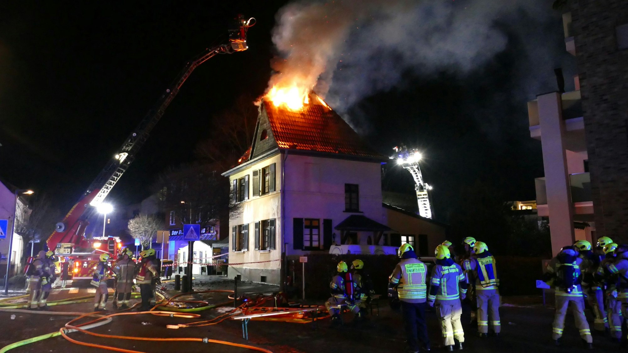 Der Dachstuhl des Hauses in Sankt Augustin stand in Flammen.