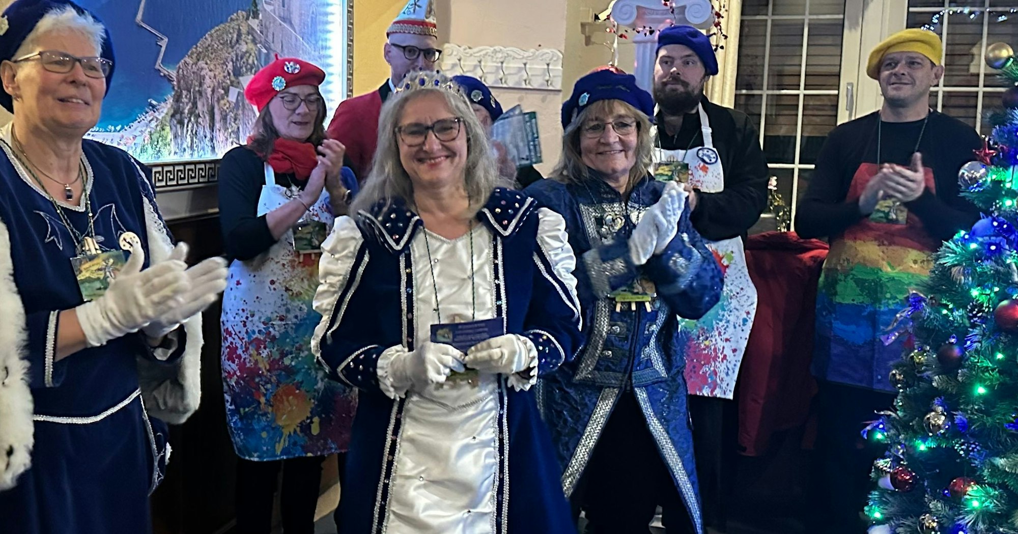 Carmen Grau ist die Prinzessin in Troisdorf-Spich in der Session 2025/26. Sie hat einen künstlerischen Akzent gesetzt. Hier ein Besuch bei den närrischen Untertanen im Restaurant Syrtaki im Waldschlösschen in Spich.