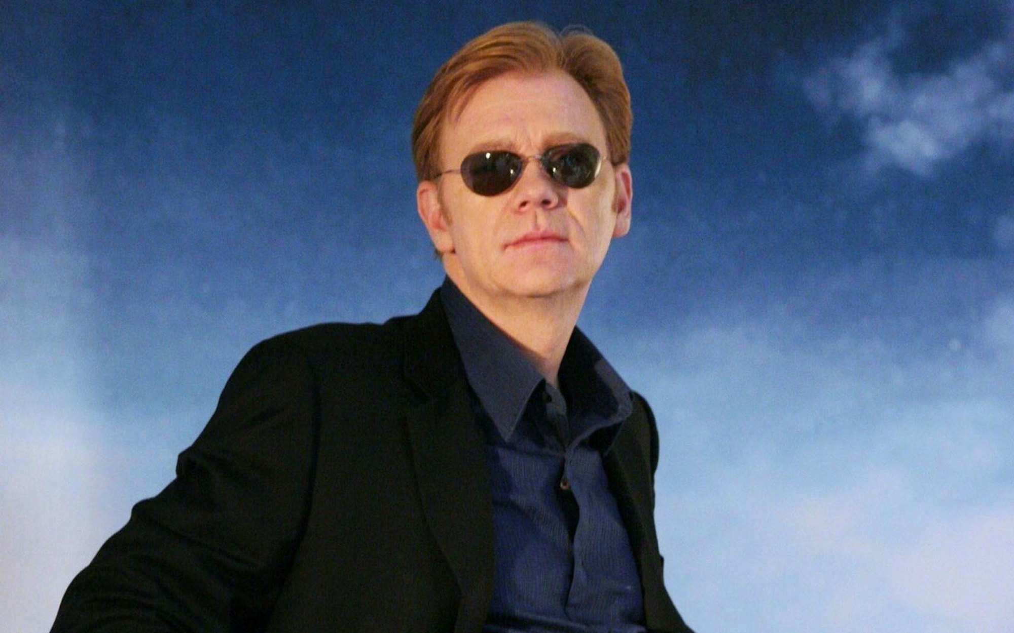 Mr. CSI: David Caruso 2002 in seiner Paraderolle als Horatio Caine, auf der Nase die legendäre Silhouette Titanium 8568. Am 7. Januar vollendet der Kultstar sein 70. Lebensjahr. (Bild: RTL / teleschau-Archiv)