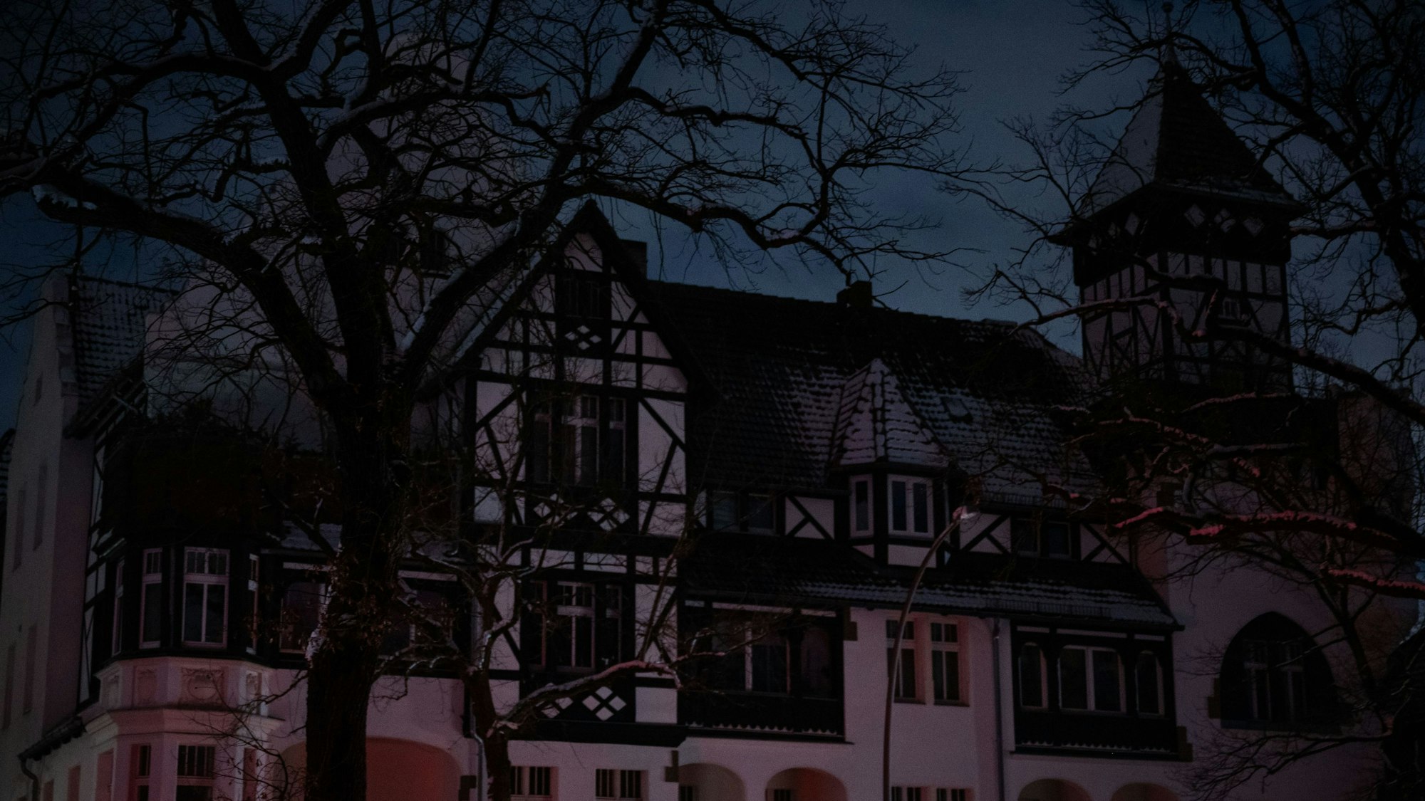Ein Haus an der Potsdamer Chaussee in Südwest Berlin ist nach einem Stromausfall ohne Strom. (Archivbild)