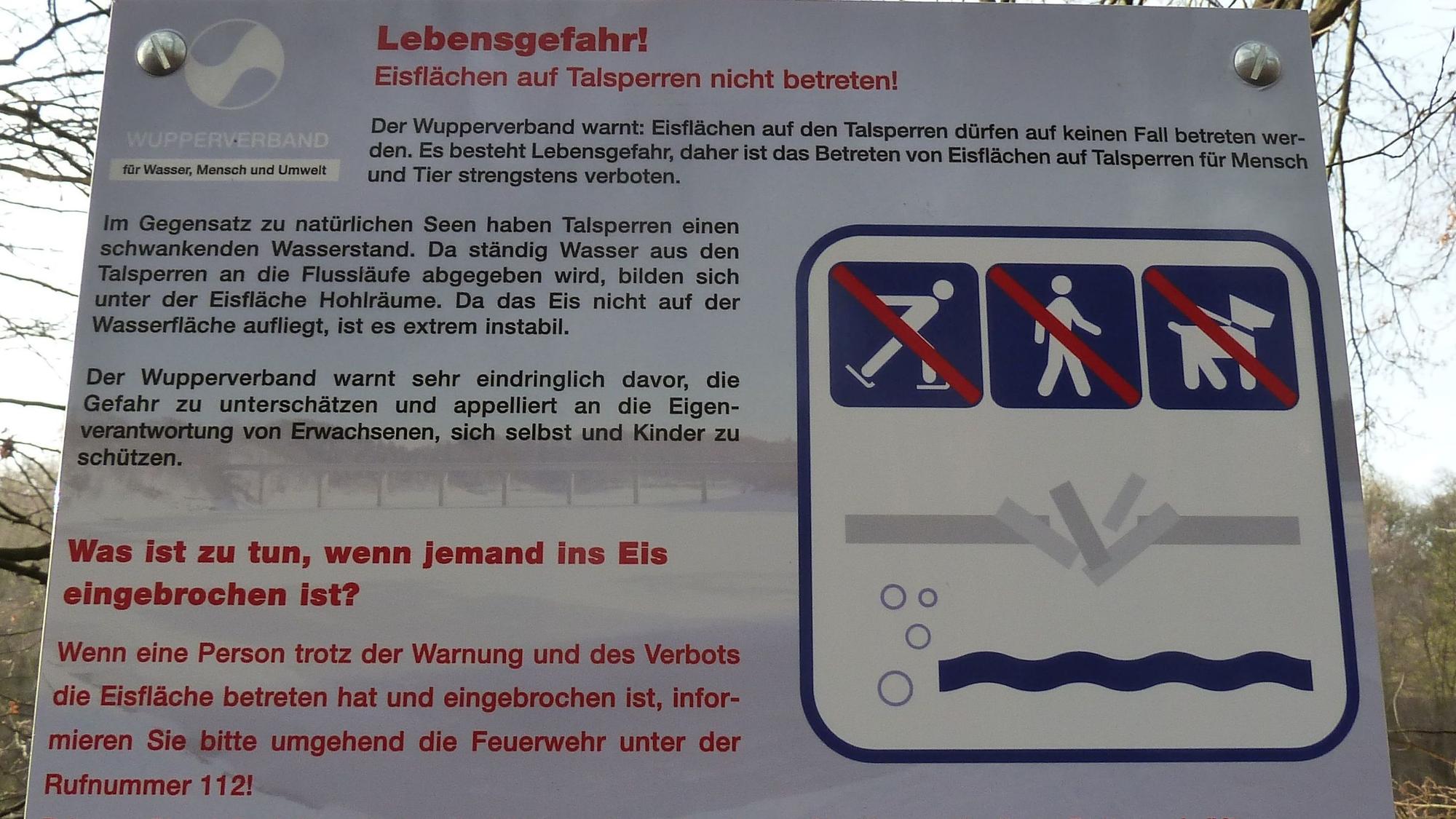 Lebensgefahr: Schilder warnen davor, Eisflächen auf Talpsperren zu betreten.
