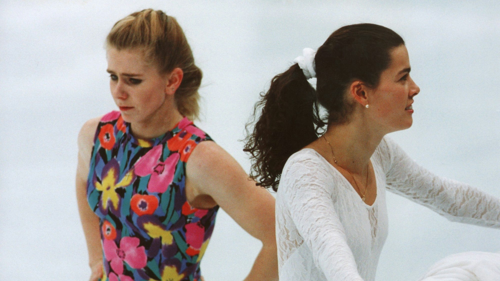 Während des Trainings am 17. Februar 1994 in der Eishalle von Hamar/Norwegen würdigen sich die beiden amerikanischen Eiskunstläuferinnen Tonya Harding (l) und Nancy Kerrigan keines Blickes.
