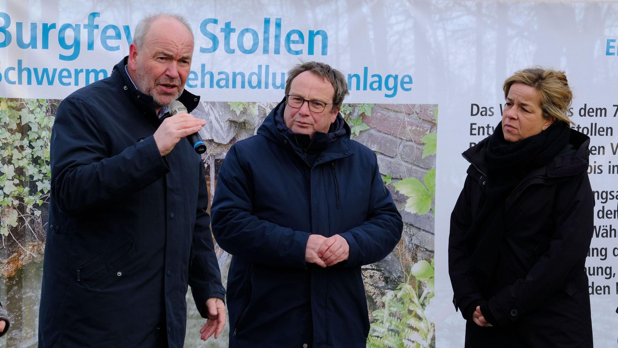 Wirtschaftsministerin Mona Neubaur und Umweltminister Oliver Krischer (v.r.) und Erftverbands-Chef Prof. Heinrich Schäfer beim Besuch des Burgfeyer Stollens in Mechernich.