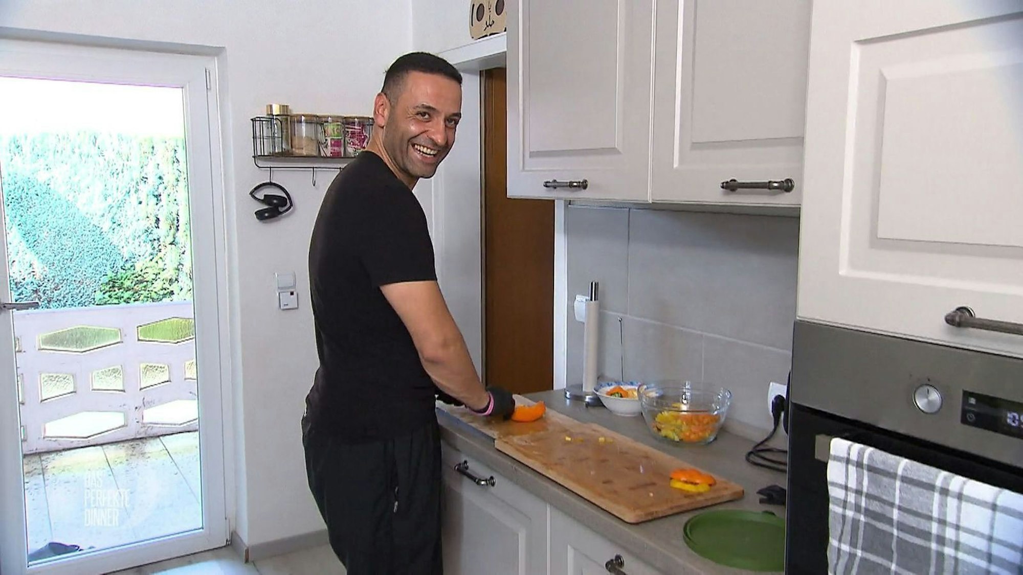 Voll positiver Energie schneidet Adib sein Gemüse.
(Bild: RTL)