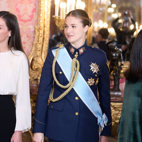 Königin Letizia von Spanien (l) und Kronprinzessin Leonor von Spanien nehmen an der Pascua Militar Zeremonie im Königlichen Palast teil.