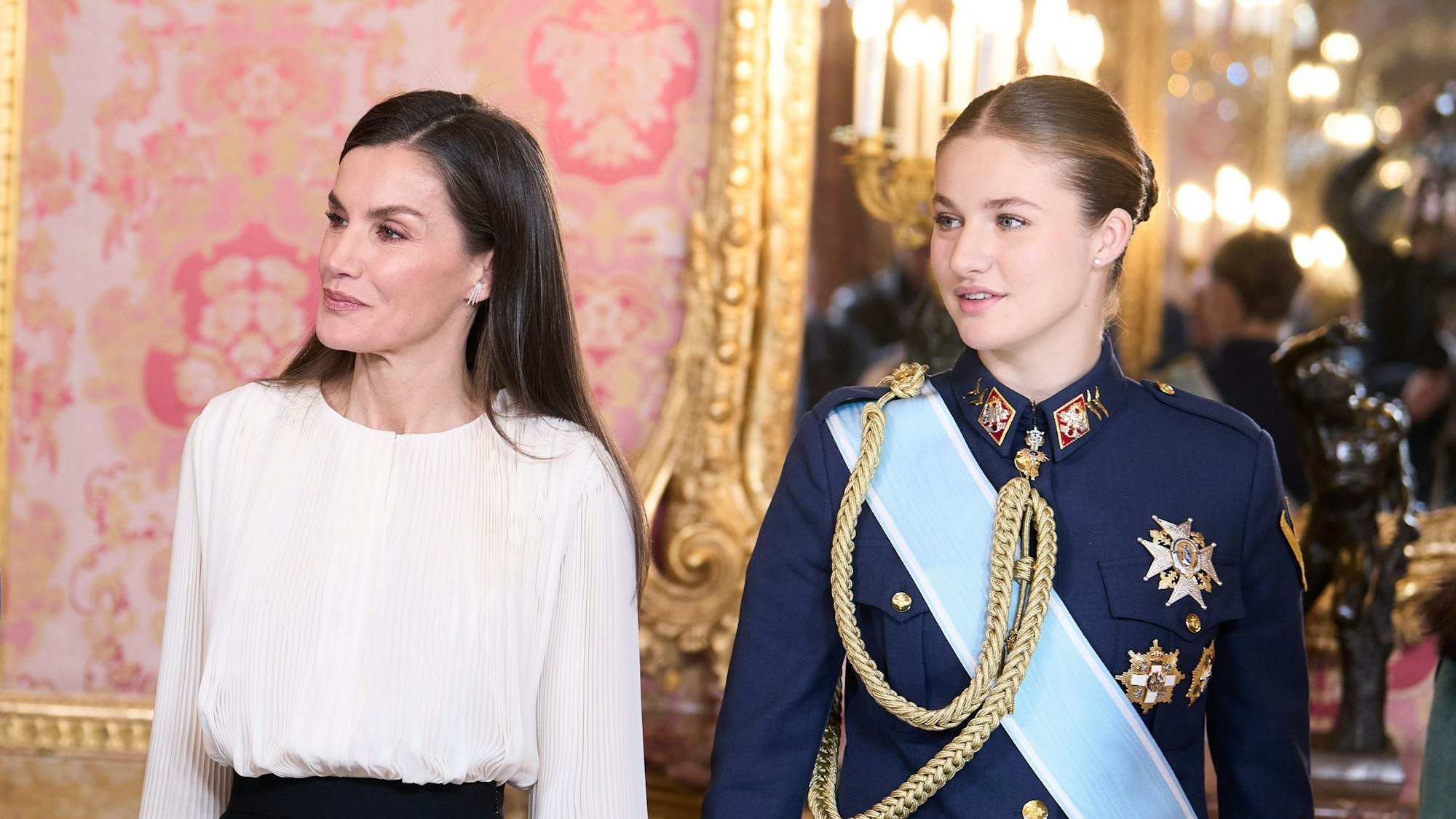 Königin Letizia von Spanien (l) und Kronprinzessin Leonor von Spanien nehmen an der Pascua Militar Zeremonie im Königlichen Palast teil.