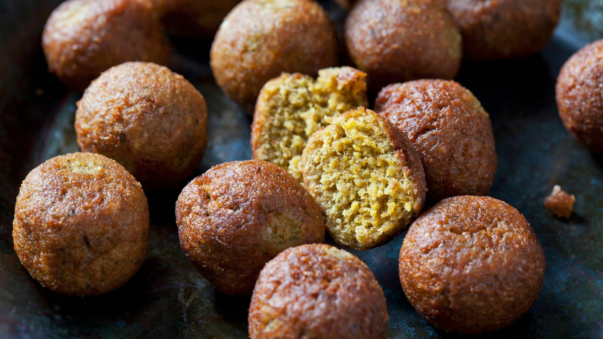 Außen total knusprig, innen schön fluffig und voller Geschmack: So stellen wir uns Falafel vor. Damit sie so gelingen, sind ein paar Tricks gefragt.