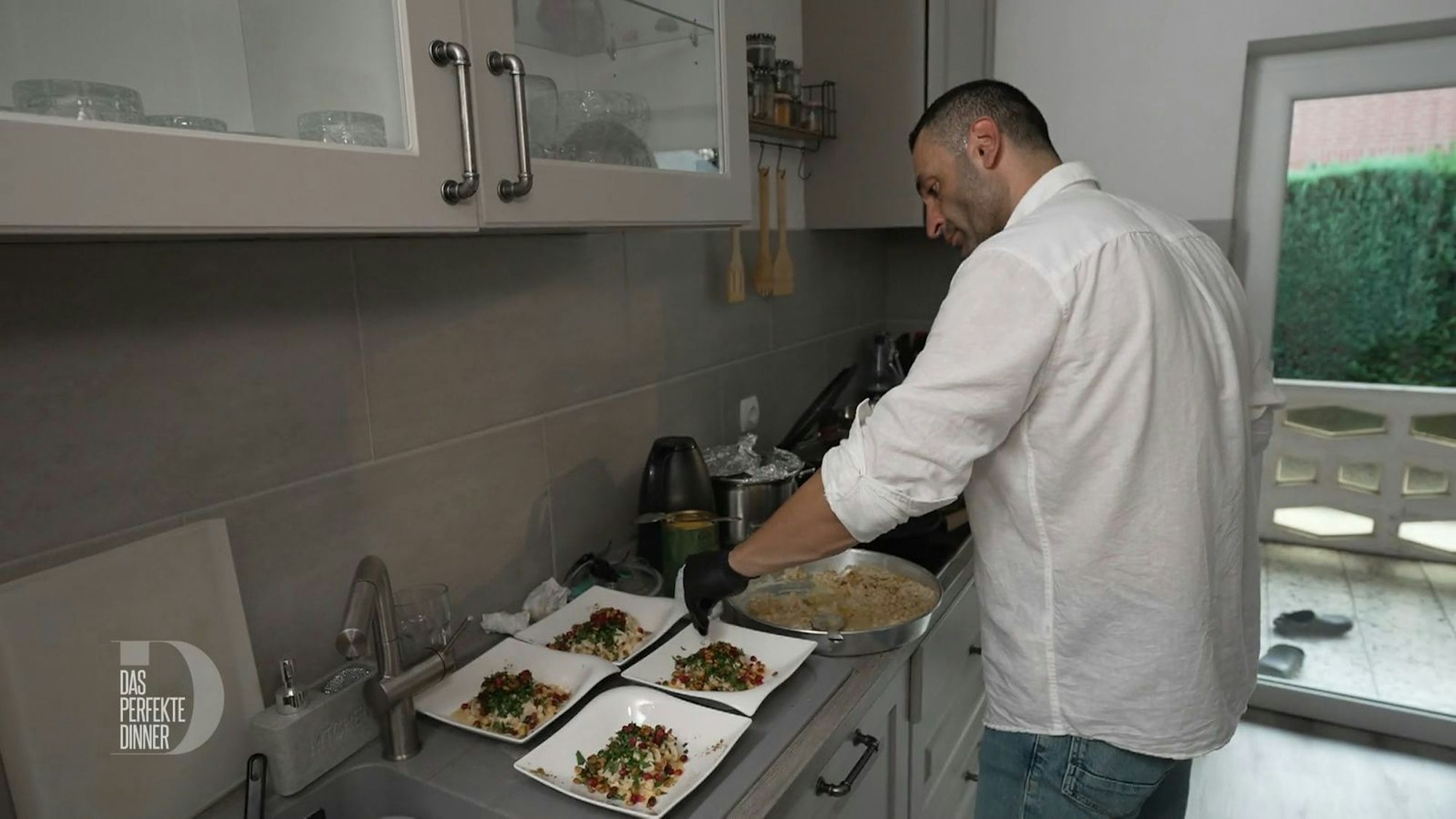 Den Orient-Fladen mit Kichererbsen garniert Adib mit Granatapfelkernen und frischen Kräutern.
(Bild: RTL)