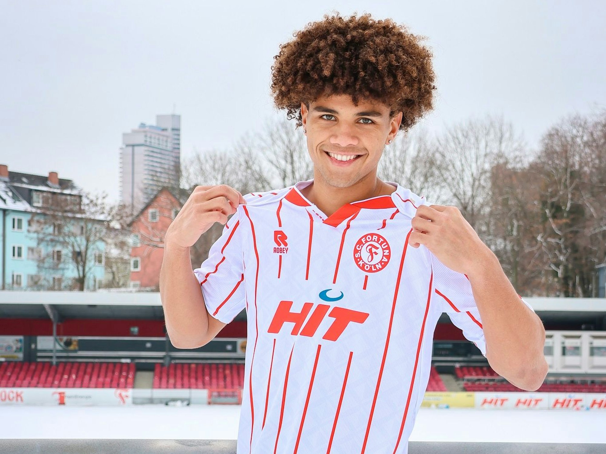 Neo Telle im Fortuna-Dress auf der Tribüne des verschneiten Südstadions