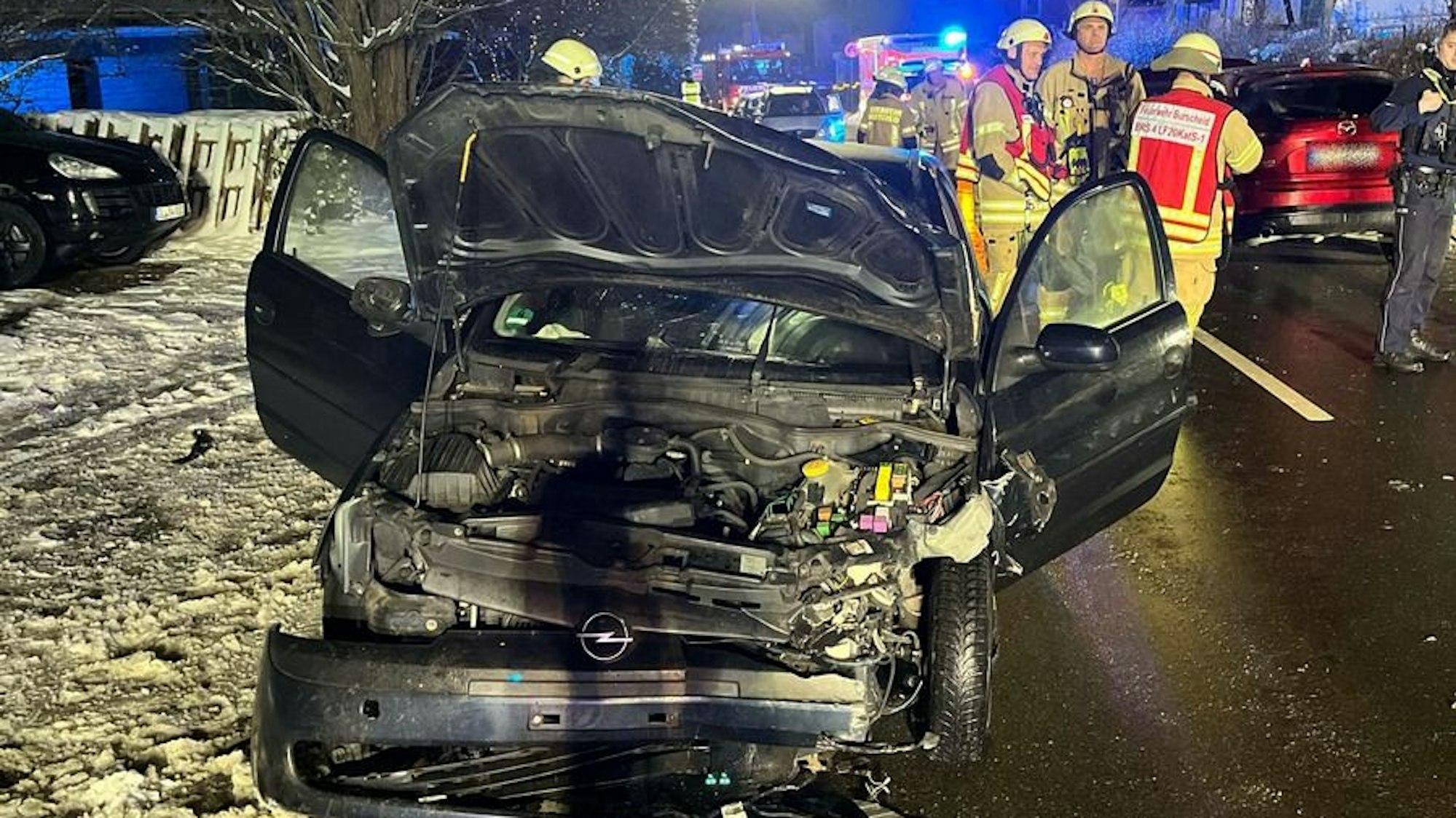 Zwei Verletzte bei Frontalzusammenstoß in Burscheid.