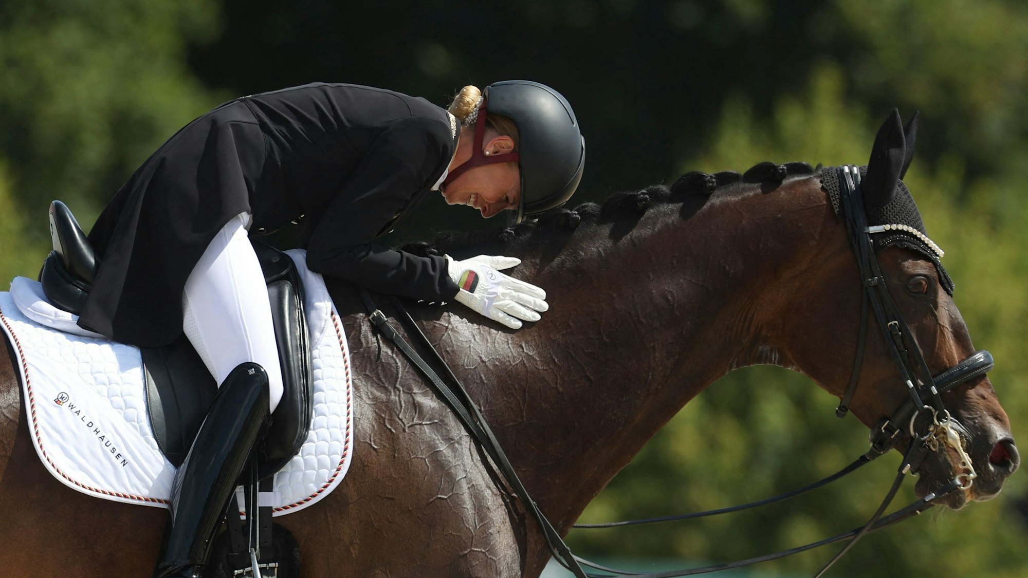 Die viermalige Dressur-Olympiasiegerin Jessica von Bredow-Werndl trauert um ihr Pferd Diallo.