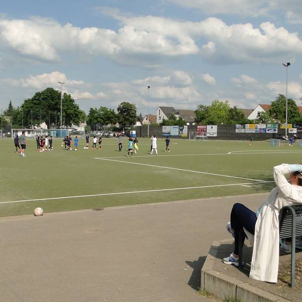 Der Kunstrasenplatz des FC Pesch hat sich nach 14 Jahren deutlich abgenutzt.