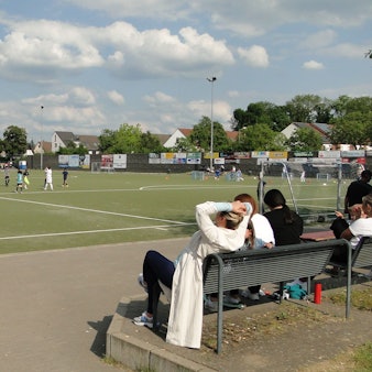 Der Kunstrasenplatz des FC Pesch hat sich nach 14 Jahren deutlich abgenutzt.