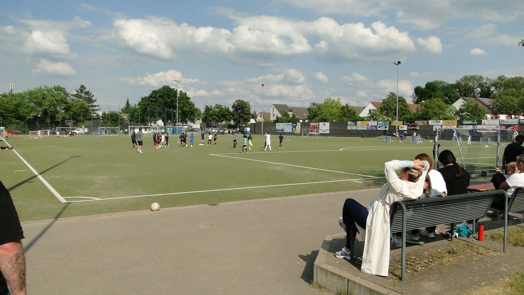 Der Kunstrasenplatz des FC Pesch hat sich nach 14 Jahren deutlich abgenutzt.