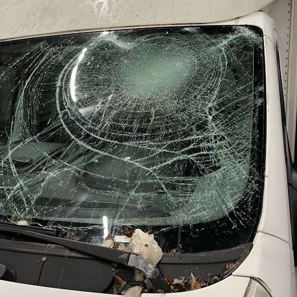 Mit Schnee- und Eisbrocken ist in Troisdorf ein Kleintransporter beworfen worden, die Frontscheibe zersplitterte.