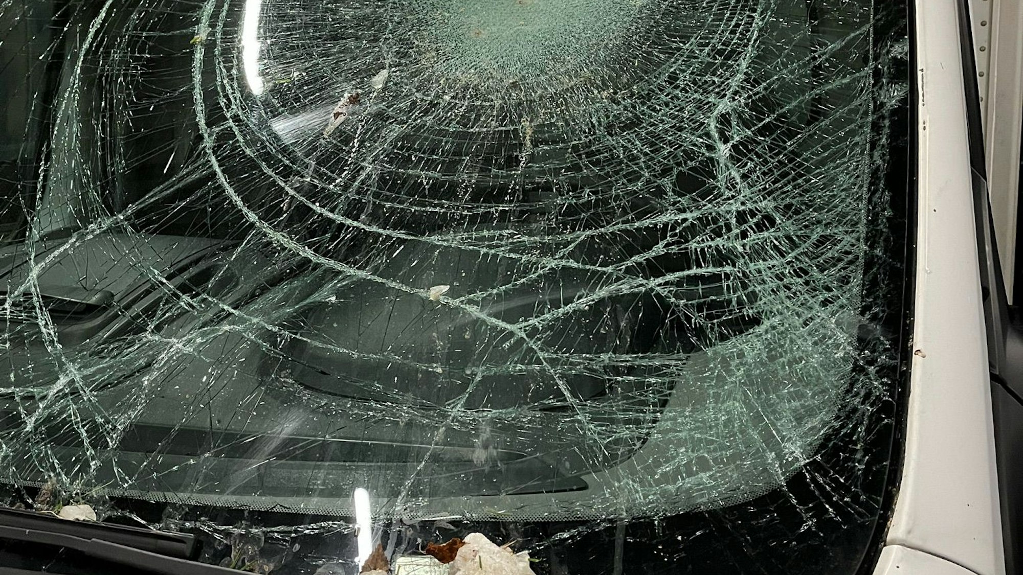 Mit Schnee- und Eisbrocken ist in Troisdorf ein Kleintransporter beworfen worden, die Frontscheibe zersplitterte.