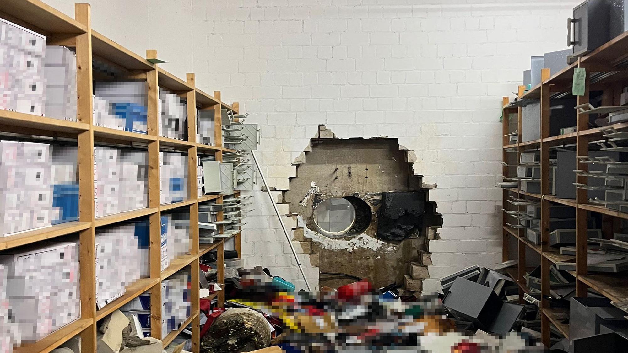 Tatort Gelsenkirchen: Dort verschafften sich die Täter mit einem Spezialbohrer Zugang zur Sparkasse und brachen mehr als 3000 Schließfächer auf.