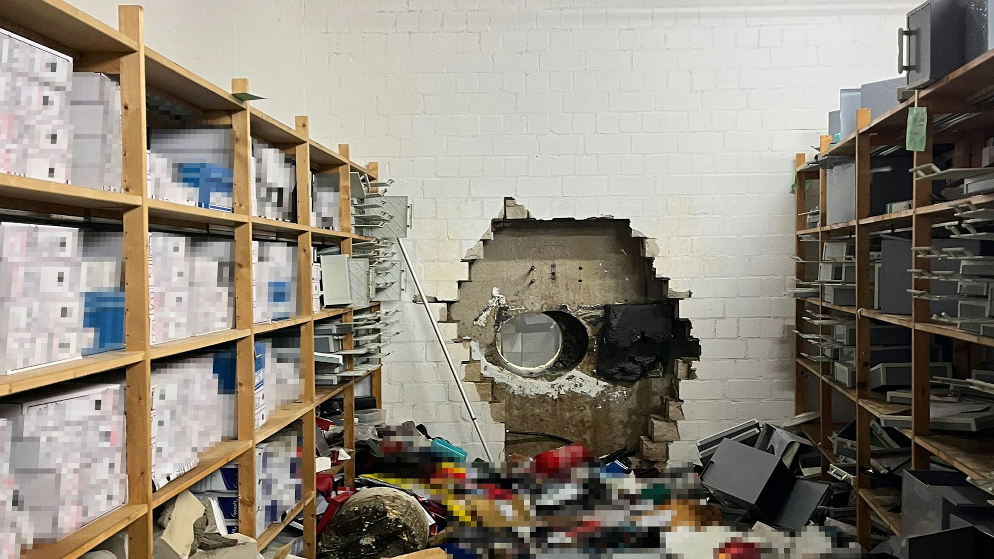 Tatort Gelsenkirchen: Dort verschafften sich die Täter mit einem Spezialbohrer Zugang zur Sparkasse und brachen mehr als 3000 Schließfächer auf.