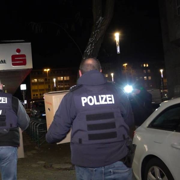 06.01.2026, Nordrhein-Westfalen, Gelsenkirchen: Einsatzkräfte der Polizei verlassen nach der Durchsuchung die Sparkassenfiliale mit Beweismaterial. Nach dem spektakulären Bank-Einbruch in Gelsenkirchen versuchen Ermittler weiter einen Überblick über den Schaden und das Vorgehen der Täter zu bekommen. Foto: Markus Gayk/dpa +++ dpa-Bildfunk +++