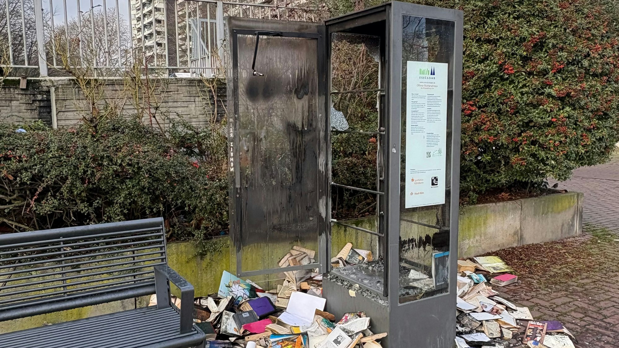 Der Bücherschrank in Weiden war nach dem Brandanschlag völlig zerstört. Er wurde mittlerweile abgebaut.