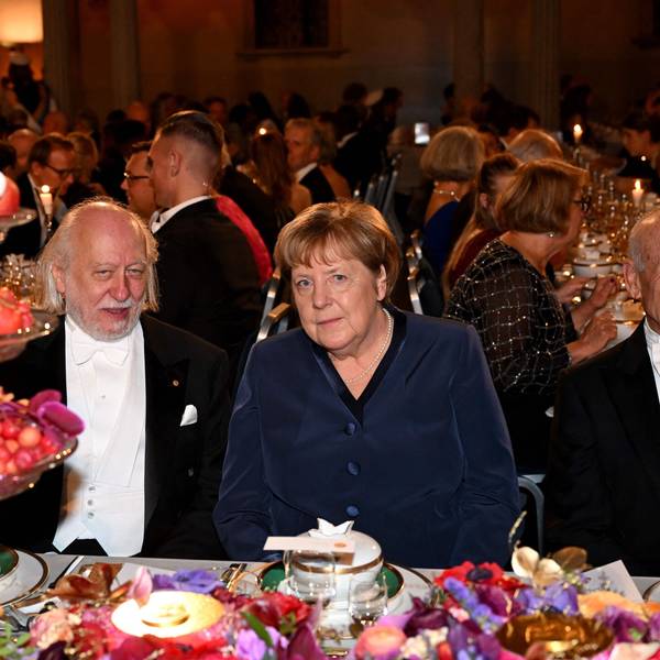 Die ehemalige deutsche Bundeskanzlerin Angela Merkel (2. v. r.) sitzt zwischen dem Preisträger des Sveriges Riksbank-Preises für Wirtschaftswissenschaften 2025, dem kanadischen Ökonomen Peter Howitt (r.), und dem Preisträger des Nobelpreises für Literatur 2025, dem ungarischen Schriftsteller László Krasznahorkai, beim Nobelpreis-Bankett am 10. Dezember 2025 im Rathaus von Stockholm, Schweden. Die Preisträger erhielten ihre Auszeichnungen am 10. Dezember im Rahmen feierlicher Zeremonien in Stockholm und Oslo. Dieser Tag ist der Todestag des Wissenschaftlers Alfred Nobel, der die Preise in seinem Testament gestiftet hatte.