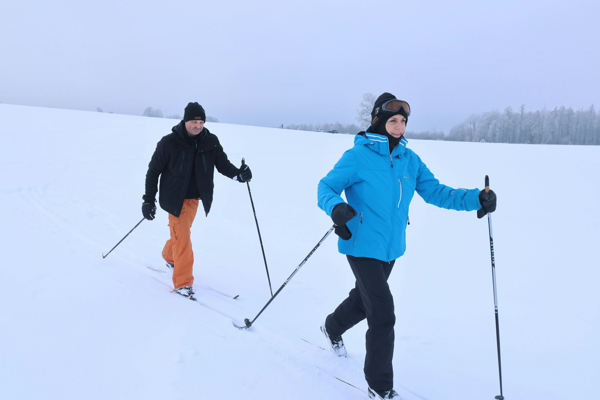 Claudia und Benedikt Hoffmann beim Langlaufen.