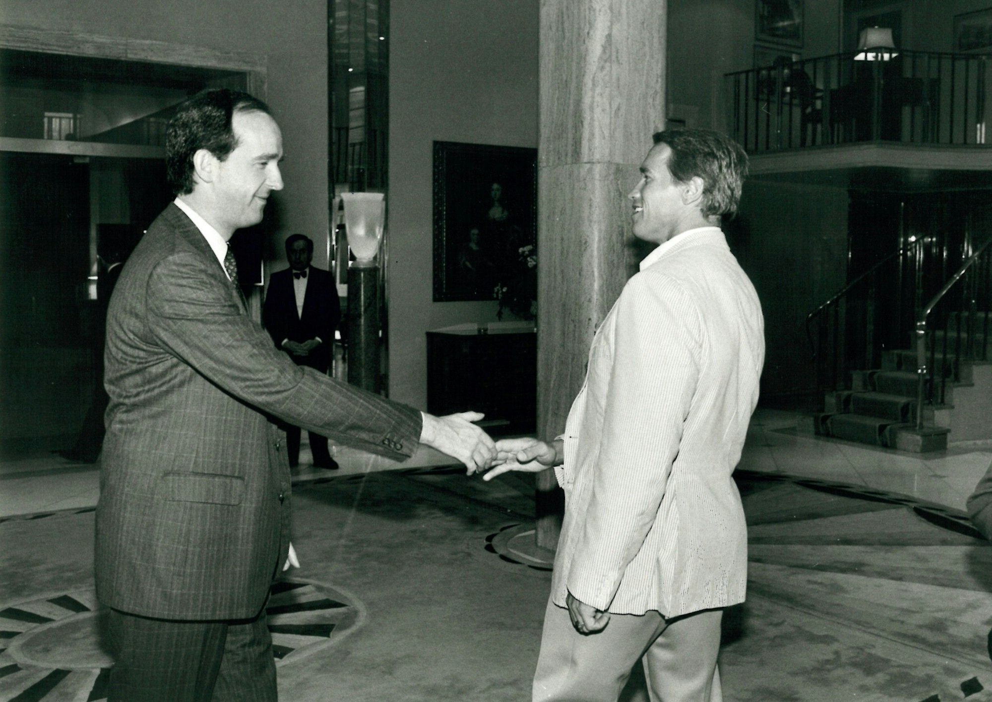Arnold Schwarzenegger wird 1986 im Excelsior Hotel Ernst begrüßt.