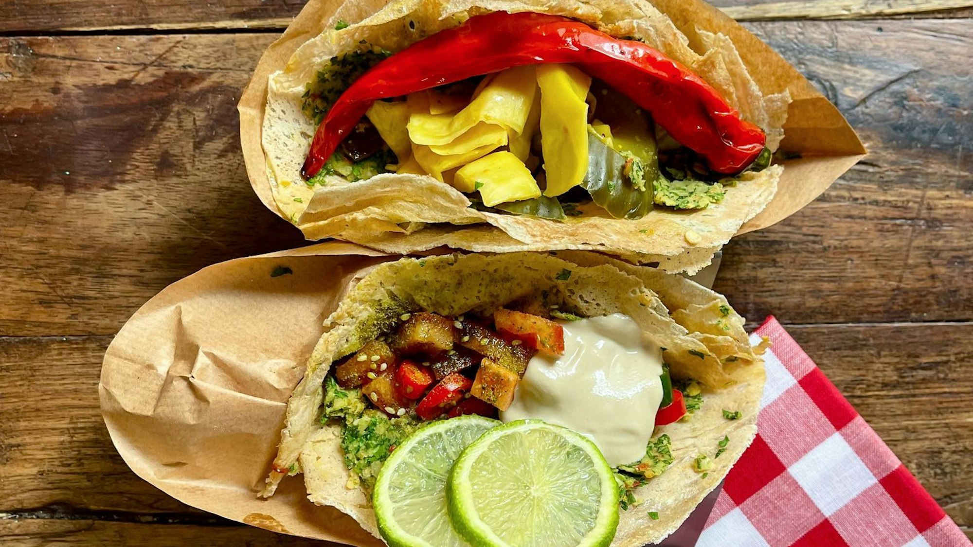 Jalil Dabit verpasste der Falafel-Masse eine Extraportion Kräuter und einen überraschenden Twist: Die leuchtend grüne Masse wird in Tortillas gestrichen – die Gäste im «Kanaan» lieben jeden knusprigen Bissen davon.